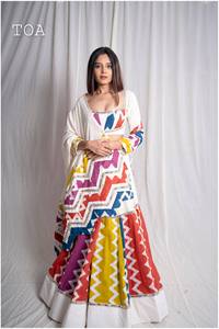 Ensemble ethnique Chaniya Choli en rayonne avec broderie miroir et dupatta imprimé, tenue de fête et de mariage pour femme - Product Image 2