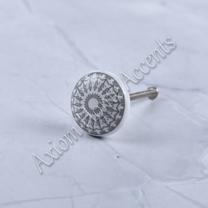 Boutons en céramique fabriqués à la main avec finition brillante pour améliorer les poignées d'armoire par Axiom Home Accents - Product Image 2