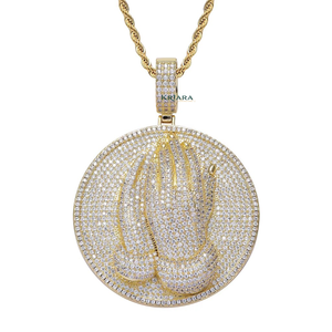 Pendentif Mains en Prière en Argent 925 Plaqué Or 18K avec Diamant de Laboratoire, Breloque Religieuse, Bijou Unisexe, Design Taille Ronde Brillante - Product Image 1