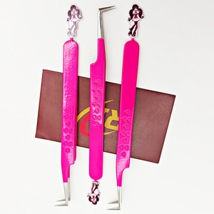 Pince à épiler professionnelle pour extensions de cils avec logo personnalisé, couleur rose, en acier inoxydable, modèle Poupée de Noël, à 90 degrés - Product Image 5