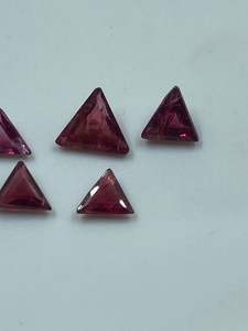Gema de Espinela Roja Natural de la Mejor Calidad, Corte Triangular de 2.35 Quilates, para Joyería - Product Image 2