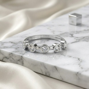 Anillo Minimalista con Engaste de Barra y Bisel Redondo de 0.45CTW - Product Image 2