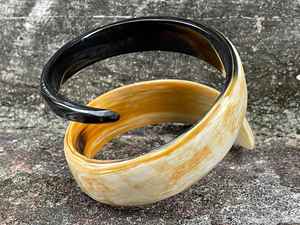 Brazalete de cuerno natural hecho a mano, moderno y ecológico, de exportación india, joyería de moda disponible para la venta - Product Image 2