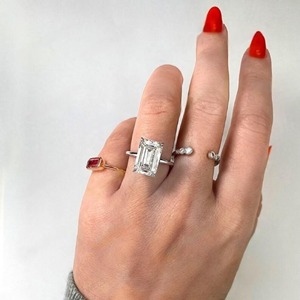 Élégante bague de fiançailles solitaire en or blanc massif 14 carats avec moissanite taille émeraude allongée 5 carats et 4 griffes - Product Image 6