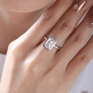 Bague de luxe en or blanc massif 14 carats avec diamant de laboratoire, sertie en clos, coupe croisée moderne, solitaire avec halo caché, bague d'anniversaire - Product Image 1