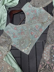 Nuevo sari de moda con bordado de lentejuelas, listo para usar, con un diseño moderno y elegante, ideal para fiestas y eventos festivos. - Product Image 2