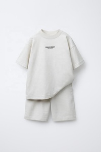 ชุดลำลองเด็กผู้ชายสุดเทรนดี้ คุณภาพสูง เสื้อยืดและกางเกงขาสั้นเบอร์มิวดา 2 ชิ้น แต่งขอบด้วยผ้าทอ 100% ผ้าฝ้าย สำหรับฤดูใบไม้ผลิ/ฤดูร้อน/ฤดูใบไม้ร่วง - Product Image 4