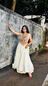 Conjunto Tradicional Indio de Lehenga de Rayón, Estilo Navratri, Largo hasta el Suelo, con Bordado de Gota Patti, Encaje y Espejos, Blusa sin Arrugas - Product Image 1