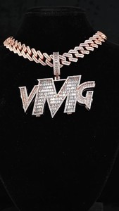 จี้ทอง 14K รูปตัวอักษร VMG สไตล์คลาสสิก ฮิปฮอป เงางาม เครื่องประดับชั้นดี จี้และชาร์มสำหรับใส่ทำงาน ลำลอง หรือเล่นกีฬา - Product Image 3