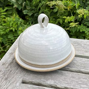 Recipiente para Mantequilla Artesanal en Forma de Domo con Tapa y Asa, Plato Ancho para Servir, Acabado Liso y Elegante, Recipiente para Guardar Mantequilla en la Cocina - Product Image 1