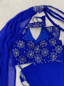 Ensemble prêt-à-porter de designer pour soirée, comprenant un lehenga en georgette avec broderie de sequins et travail de fils, une blouse et un dupatta intégré. - Product Image 6