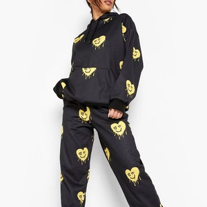 Ensemble de survêtement pour femme personnalisé avec logo, imprimé par sublimation, effet délavé, 100 % polyester, pour l'entraînement - Product Image 5