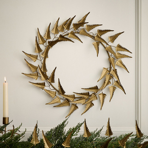Couronne minimaliste en feuilles d'or avec un élégant cadre en fil métallique, orné de délicates frondes de fougères métalliques disposées en forme d'éventail. - Product Image 2