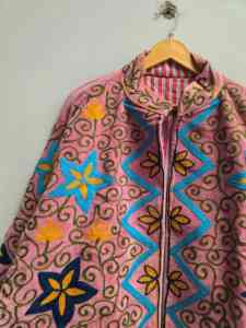 Veste Suzani en velours rose pour femme, brodée à la main avec motifs floraux en spirale, style bohème ethnique, vente en gros et exportation - Product Image 6