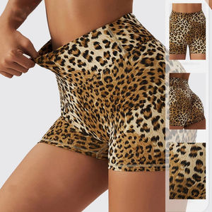 กางเกงขาสั้นออกกำลังกายผู้หญิงไร้ตะเข็บ ทรงยกกระชับสะโพก รุ่นใหม่ สไตล์สครันช์ สำหรับออกกำลังกาย ยิม โยคะ รับสกรีนโลโก้ - Product Image 5