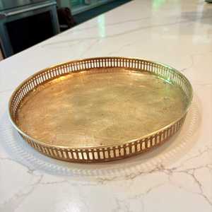 Bandeja Redonda de Latón Hecha a Mano de Lujo con Borde Decorativo, Plato de Metal Dorado Premium para Mesa de Centro, Hogar y Hotel - Product Image 4