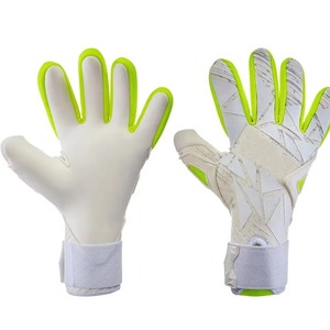 Sistema de doble correa de muñeca seguro que mantiene los guantes de portero firmes durante la acción de juego a alta velocidad. - Product Image 1