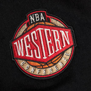 Chaqueta Bomber Varsity de Lana y Cuero de Alta Calidad al por Mayor OEM con Parches de Chenilla Bordados Personalizados - Product Image 4