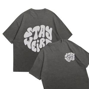 เสื้อยืดคอกลมแขนสั้นสีดำสำหรับผู้ชาย ผ้าฝ้ายเจอร์ซีย์ทรงโอเวอร์ไซส์ พิมพ์ลาย Stay Weird สไตล์ลำลอง - Product Image 6