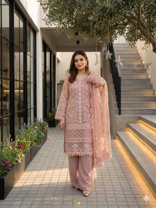 Ensemble Salwar Kameez pakistanais brodé rose avec dupatta en résille et pantalon palazzo en dentelle pour femme, idéal pour les mariages et les fêtes - Product Image 4