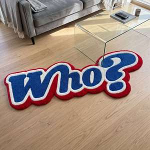 Alfombra Antideslizante de Lana Hecha a Mano con Tipografía Única, Diseño de Letras de Pregunta en Azul y Rojo para Decoración de Sala de Estar y Dormitorio - Product Image 3