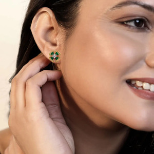Pendientes florales con pétalos de diamante verde esmeralda y centro brillante - Product Image 4