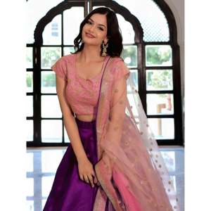Lehenga Choli en soie de mûrier violette glamour brodé de Zari - Product Image 3