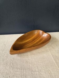 Elegante tazón de madera para servir en la cocina, mesa de comedor, ensaladas, frutas, con madera natural y acabado liso. - Product Image 3