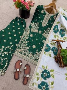 Conjunto de Kurti de Seda Tradicional y Moderno para Ocasiones Especiales - Product Image 4