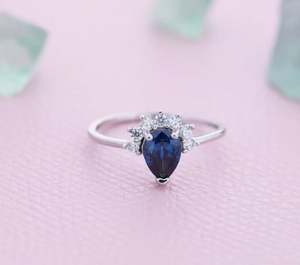 แหวนเงินแท้ 925 ชุบทอง 14k ดีไซน์มงกุฎวินเทจ ประดับพลอยแซฟไฟร์ทรงลูกแพร์และเพชร CZ สำหรับเดือนกันยายน เหมาะสำหรับงานหมั้นและงานแต่งงาน - Product Image 4