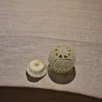 Porte-bougie artisanal en marbre filigrané avec motifs religieux d'anges, d'animaux et de cœurs, accent décoratif