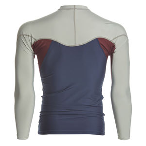 Camiseta de compresión de manga larga para paddleboard personalizada, de nailon y elastano, con protección UV, costuras planas y sublimación. - Product Image 5