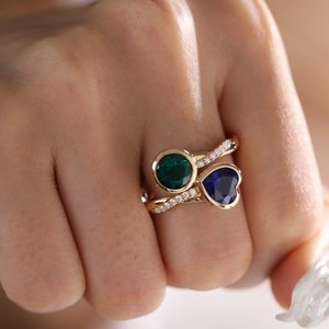 Anillo de Oro Real con Esmeralda de Laboratorio y Zafiro Azul de 4ct de Peso Total, Estilo Boutique, Hecho a Mano, con Engaste de Bisel de Dos Piedras, Anillo de Boda - Product Image 2