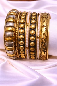 Bracelets élégants en résine, métal et bois, conçus pour les femmes recherchant des bijoux uniques et originaux. - Product Image 3