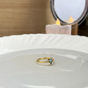 Anillo de compromiso y boda Swiss Beauty con topacio azul, anillo de circonita cúbica, anillo con gema de corte pera. - Product Image 5