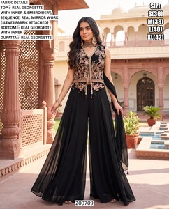 Ensemble de fête traditionnel pour femme, élégant, gris, en soie brodée, avec perles, longueur ras du sol, et dupatta Bhandhani - Product Image 3
