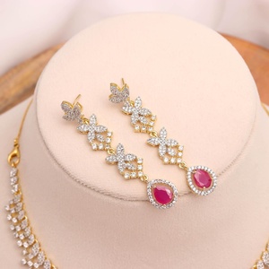 Joyería de Latón Chapado en Oro de 22K, Collar de Novia de Lujo con Circonitas Cúbicas en Forma de Pera y Piedras Rosadas Rubí, con Cadena Ajustable y Juego de Aretes - Product Image 2