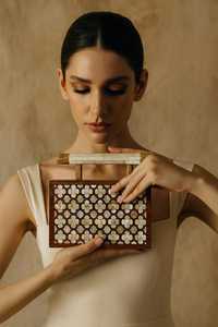 กระเป๋าถือข้างทำมือสุดหรู ดีไซน์ทันสมัย ทำจากไม้และเปลือกหอยมุก พร้อมตัวล็อคแม่เหล็ก ของตกแต่งสำหรับสาวๆ โดย UO - Product Image 4