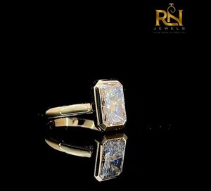 Bague de fiançailles solitaire en or massif 2 carats avec diamant radiant de laboratoire, sertie clos, style moderne minimaliste, luxe raffiné, unisexe, certifiée - Product Image 5
