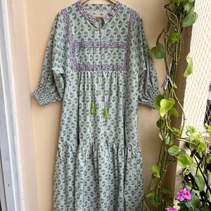 ชุดแมกซี่เดรสลำลองลายดอกไม้สำหรับผู้หญิงเสื้อคลุมผ้าฝ้ายอินเดียปักลายและพู่สำหรับฤดูร้อน - Product Image 1