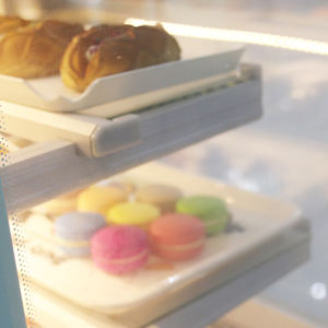 उच्च प्रदर्शन वाणिज्यिक सीधे किनारे काउंटरटॉप प्रशीतित डिस्प्ले कैबिनेट कॉफी की दुकान के लिए 3 परत मिठाई - Product Image 6