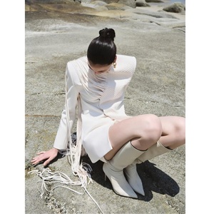 เสื้อเบลเซอร์คุณภาพสูงสำหรับผู้หญิง ดีไซน์หรูหรา รุ่น DEBS FRINGED BLAZER  โลโก้ทอที่ด้านหลัง ผ้ากันยับ แต่งขอบด้วยพู่  เสื้อเบลเซอร์ทรงยาวสำหรับผู้หญิง - Product Image 1