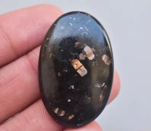 Pierre précieuse cabochon en Nuummite naturelle, toutes formes variées, vente en gros, qualité supérieure, Nuummite Apache pour la création de bijoux. - Product Image 2