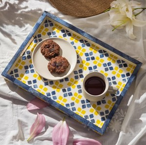 Bandeja Decorativa Rectangular de Madera, Diseño Bohemio con Grabado Floral Azul y Blanco, Hecha a Mano, para Servir o Almacenar, Decoración para el Hogar - Product Image 1