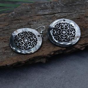 Boucles d'oreilles circulaires en corne de buffle sculptée, motif floral, écologiques, artisanales, modernes, naturelles, pour femmes, usage quotidien - Product Image 3