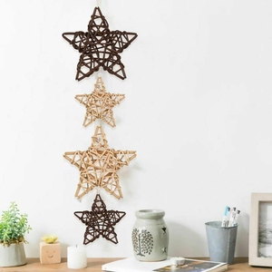 Juego de estrellas navideñas de mimbre hechas a mano en colores marrón oscuro natural y blanco, perfecto para decoración navideña y mesa festiva. - Product Image 2
