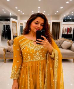 Robe élégante en georgette avec travail de sequins Zari, longueur ras du sol, tenue ethnique pour mariage, style Inde Pakistan 85553 VRINDAVAN- LC 1481 - Product Image 2