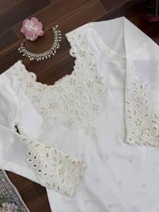 Costume Salwar en crêpe naturel de créateur avec dupatta en soie organza - Product Image 5