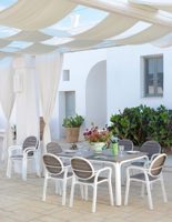 Chaise en plastique avec motif imitation bois et accoudoirs confortables pour une utilisation en intérieur, en extérieur et dans le secteur commercial