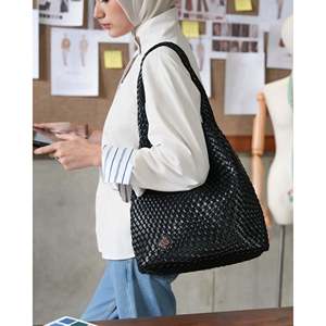 กระเป๋าโฮโบสานสำหรับผู้หญิง Leia - Product Image 2